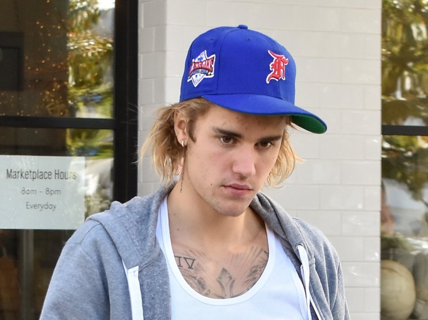 Justin Bieber dhuron një performancë të këngës “Lonely” gjatë vizitës në një burg të Kalifornisë