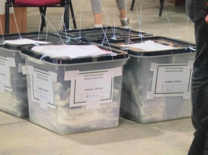 Hapen kutitë e para, nis procesi i numërimit të votave në Bashkinë e Pustecit