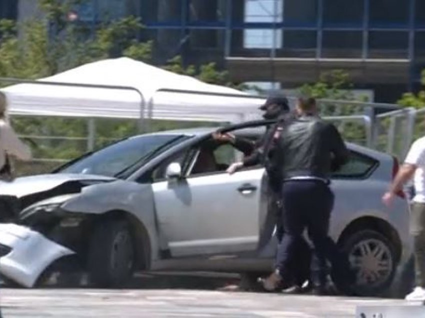 Motrat e autorit që hyri me veturë në sheshin e Tiranës, fyejnë dhe ofendojnë njerëzit prezent