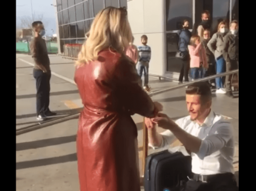 Mërgimtari i propozon të dashurës sapo arriti në aeroportin e Prishtinës