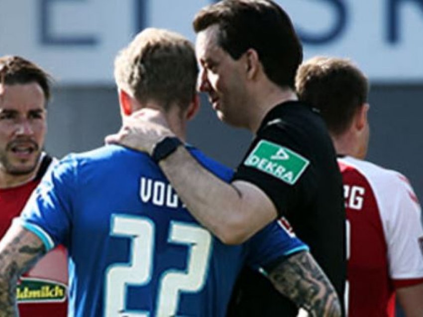 Lojtarët i luten Bundesligës të mbajë gjyqtarin