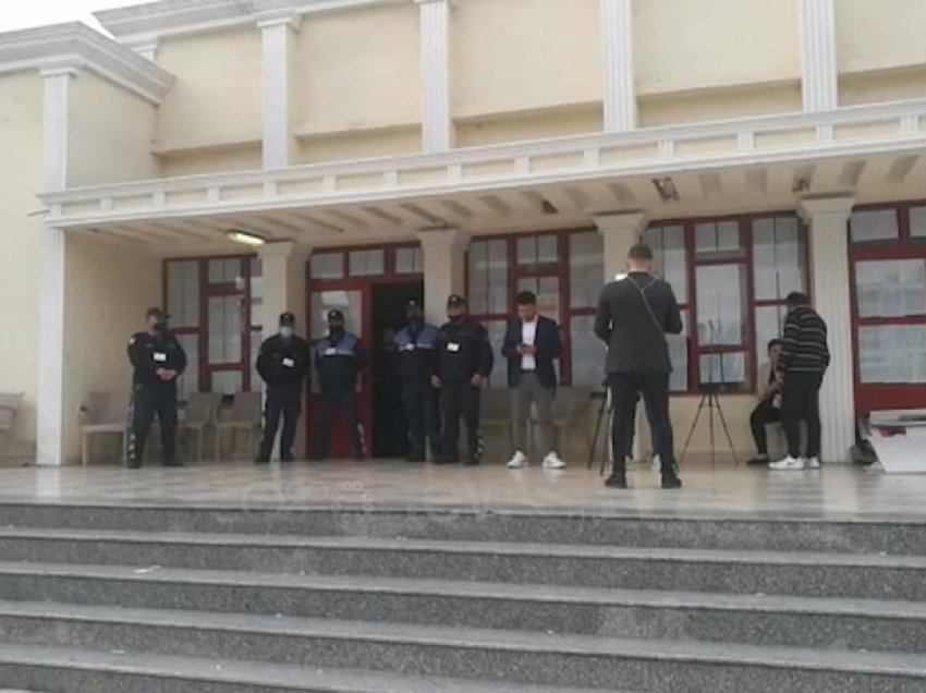 Persona të paidentifikuar dhunojnë kryebashkiakun e Rrogozhinës jashtë KZAZ-së