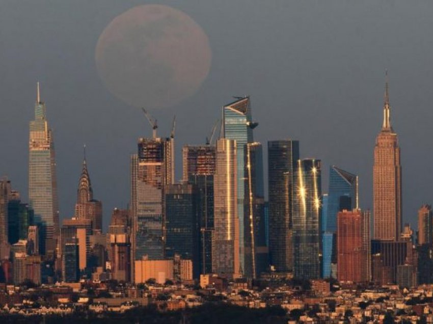 ‘Hëna rozë’: Imazhe spektakolare nga super hëna