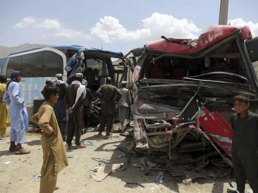 Dy autobusë përplasen në Afganistan, të paktën shtatë të vdekur