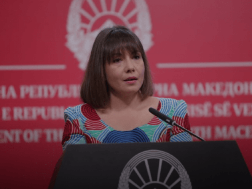 Carovska: Nuk ka heqje të librave shkollor të shtypur