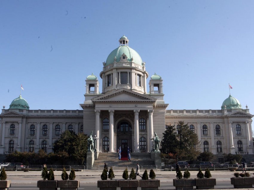 Arrestohen tre persona para Kuvendit të Serbisë, sepse bënë me dorë shqiponjën dy-krenare