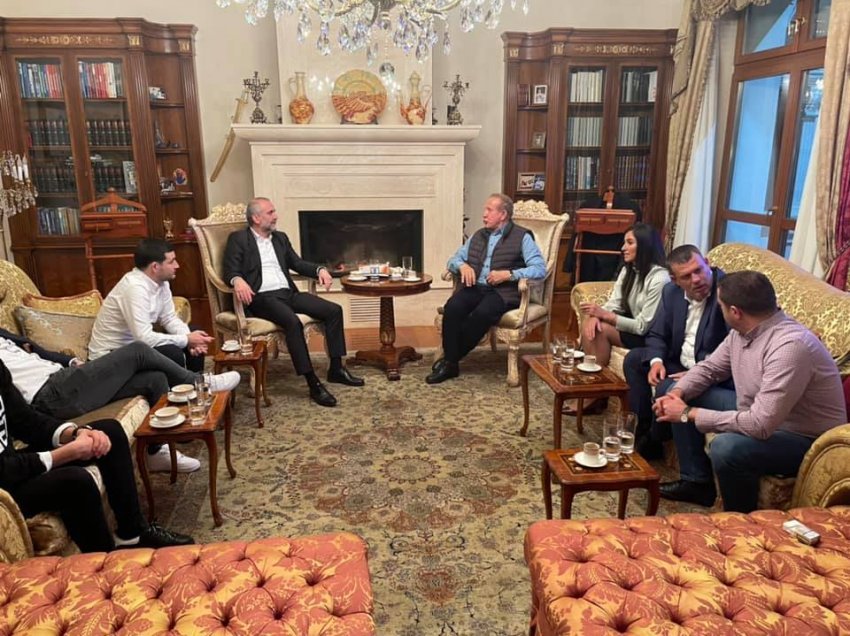Këshilltari kryesor i Erdoganit shkon për iftar në shtëpinë e Pacollit në Hajvali