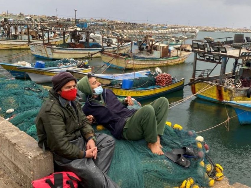 Izraeli rihap zonën e peshkimit në Gazë