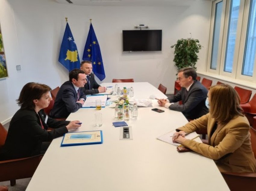 ​Kurti takohet me kryetarin e Komitetit për Punë të Jashtme të PE-së, përmbyll vizitën në Bruksel