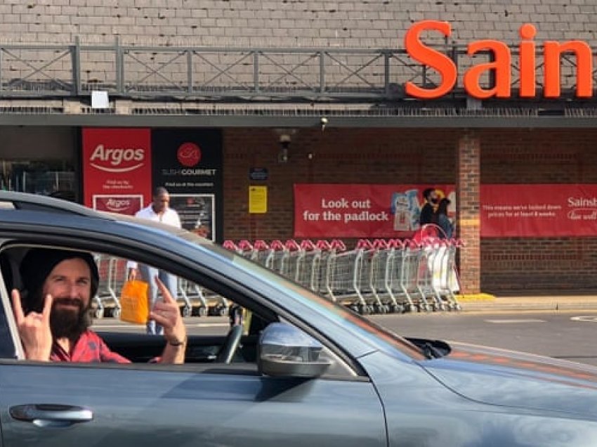 Një burrë kalon gjashtë vjet për të parkuar makinën e tij në çdo vend të supermarketit