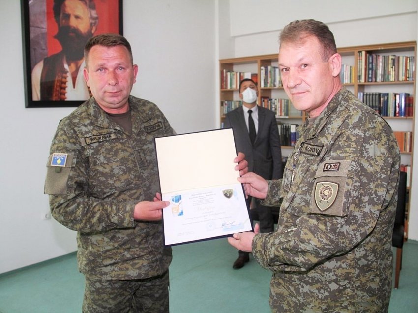Pensionohet gjeneral brigade Fadil Hadërgjonaj, nderohet me medalje nga komandanti i FSK-së