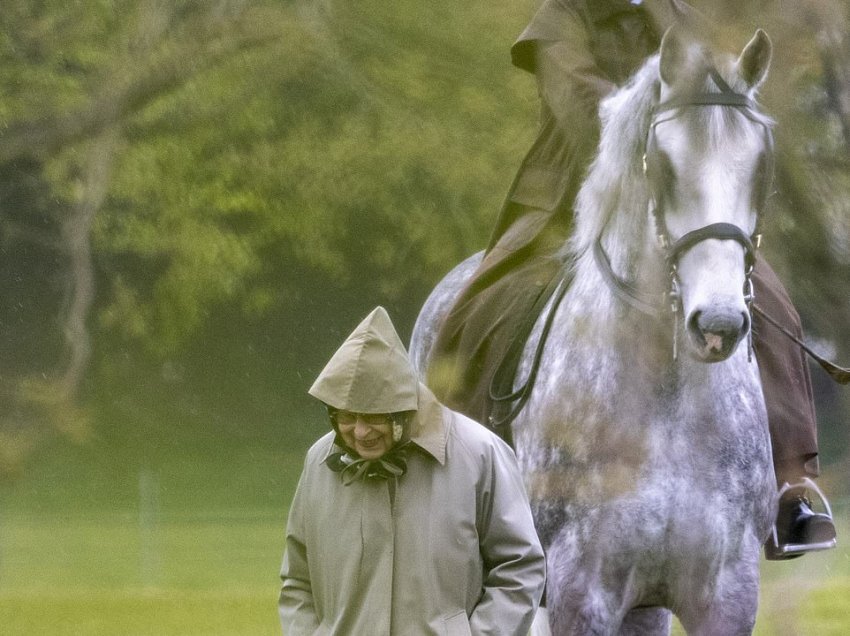 Mbretëresha fotografohet duke inspektuar kuajt dhe karrocat e Princit Philip