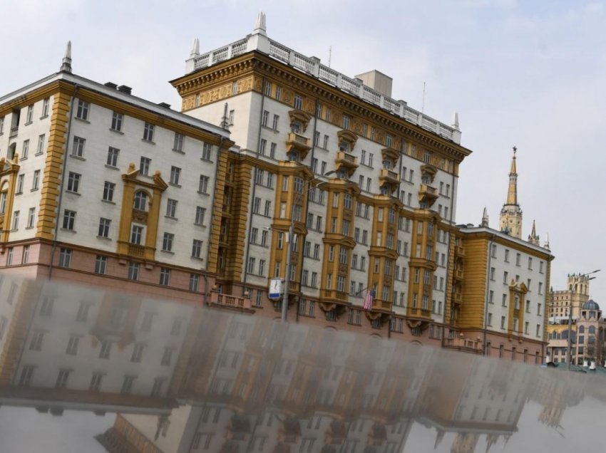 Ambasada amerikane në Moskë zvogëlon nivelin e shërbimeve