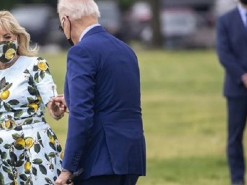 Presidenti Biden shfaqet romantik, këput një lule dhe ia dhuron gruas së tij
