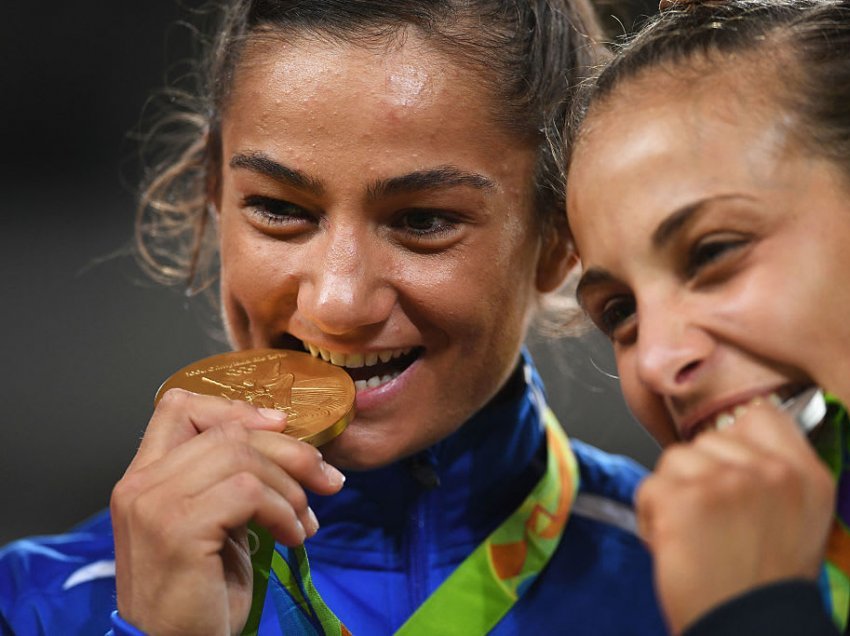 Pse olimpistët kafshojnë medaljet e tyre dhe çfarë bëjnë me ato?