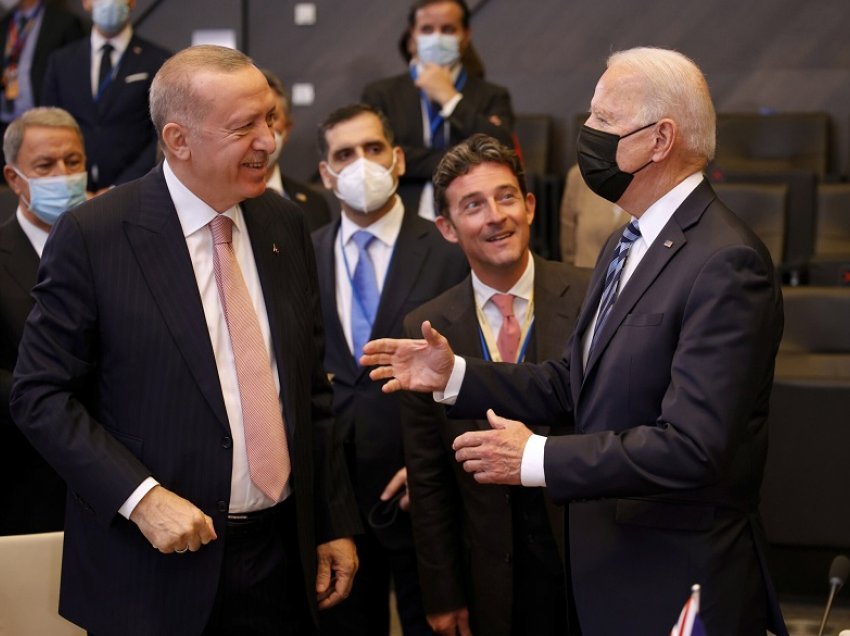 Çfarë fshihet pas lobimit të Erdogan për Kosovën, a mund të sjell njohje nga Serbia apo Rusia?