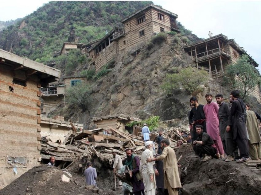 Numri i të vdekurve nga përmbytjet në Afganistan kalon mbi 100