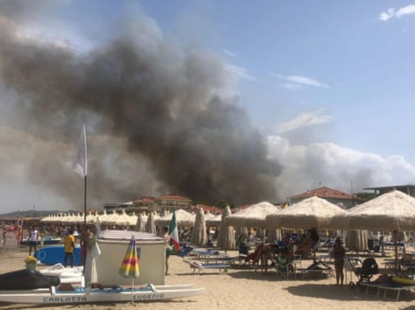 Turistët u evakuuan nga vendpushimet pasi Italia regjistron më shumë se 800 zjarre 