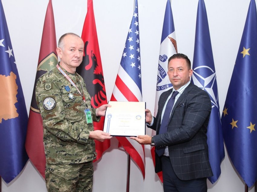 Ministri Mehaj dekoroi me medaljen “Shërbim i shquar” këshilltarin ushtarak kroat, kolonel Rajko Peric