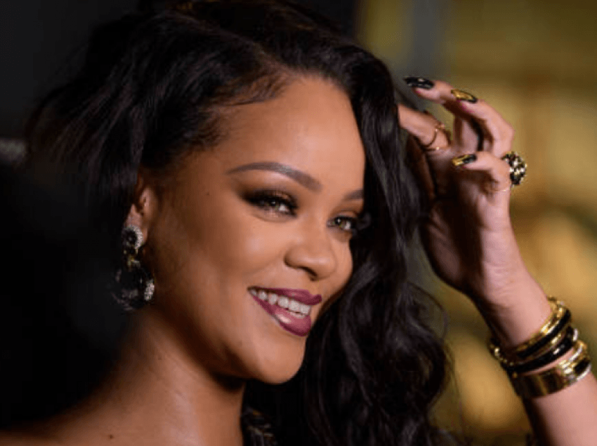 Rihanna nxjerr në treg parfumin e saj të parë