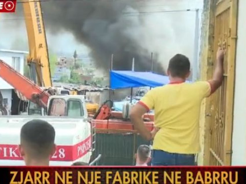 Ekskluzive/ Zjarri në fabrikën e skrapit në Babrru, Momenti kur një zjarfikës largohet me barrelë