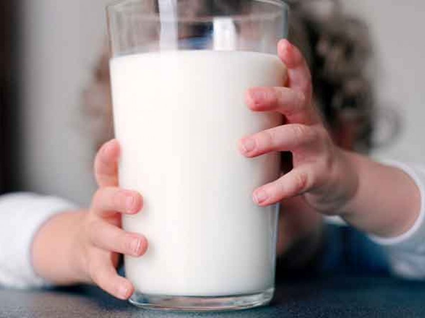 Vlerat e një gote qumështi në mëngjes