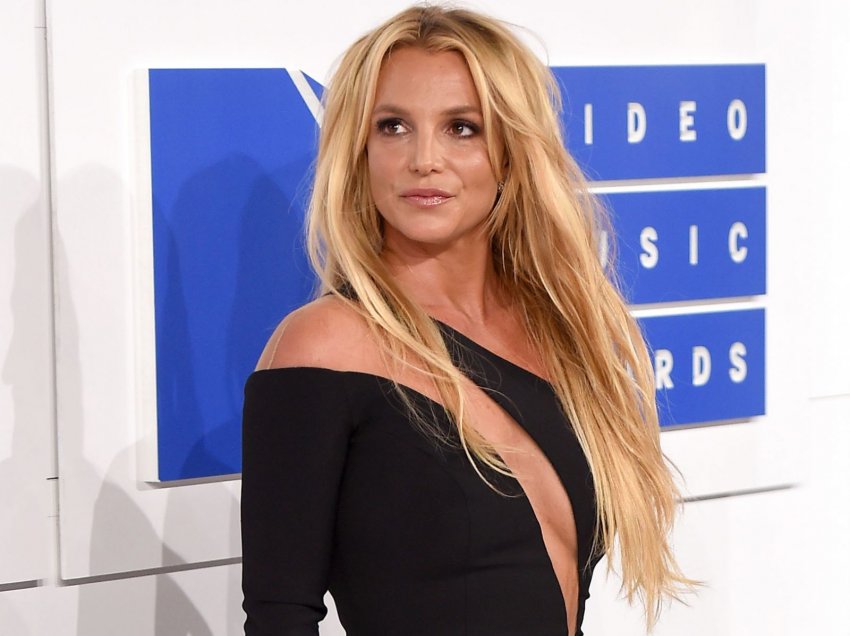 Britney Spears pozon me fustan elegant në postimin e fundit
