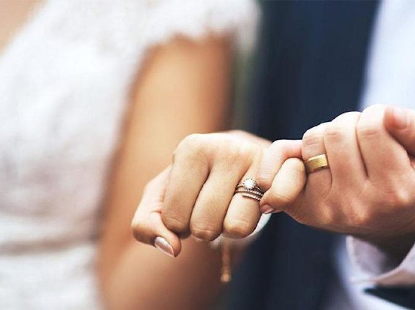 Pse gratë pritet të ndryshojnë mbiemrin e tyre pas martesë?