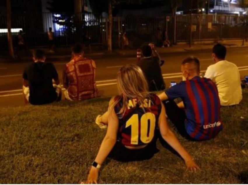 Fansat e Messit protestojnë jashtë “Camp Nou”
