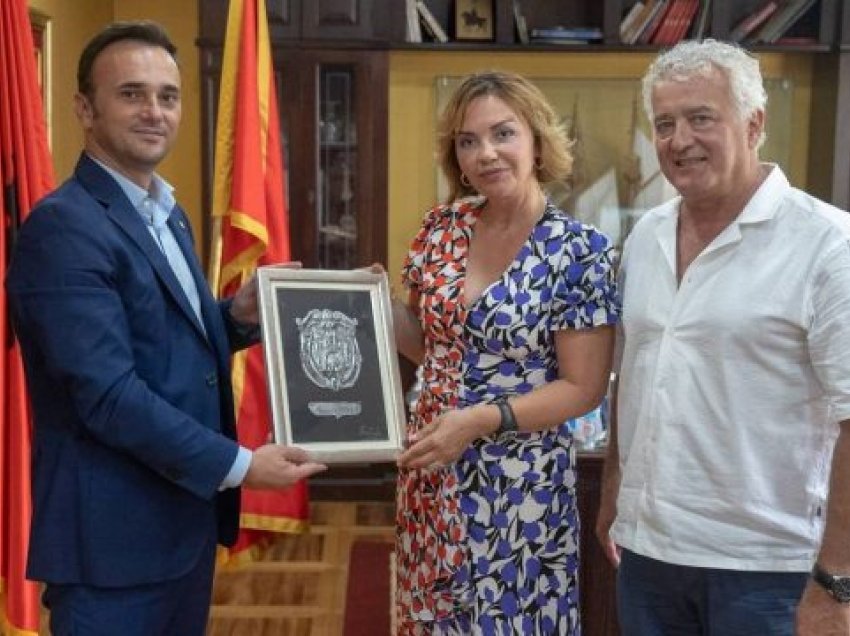 Kryetari i Ulqinit i dekoron me mirënjohje prindërit e Rita Orës
