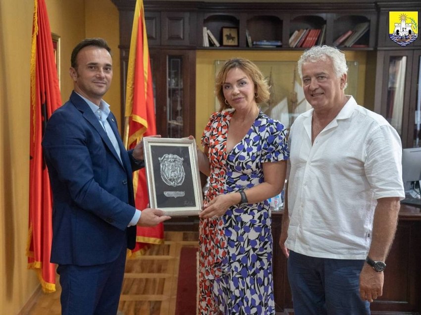 Kryetari i Ulqinit i dekoron prindërit e Rita Orës me mirënjohje për promovim turistik