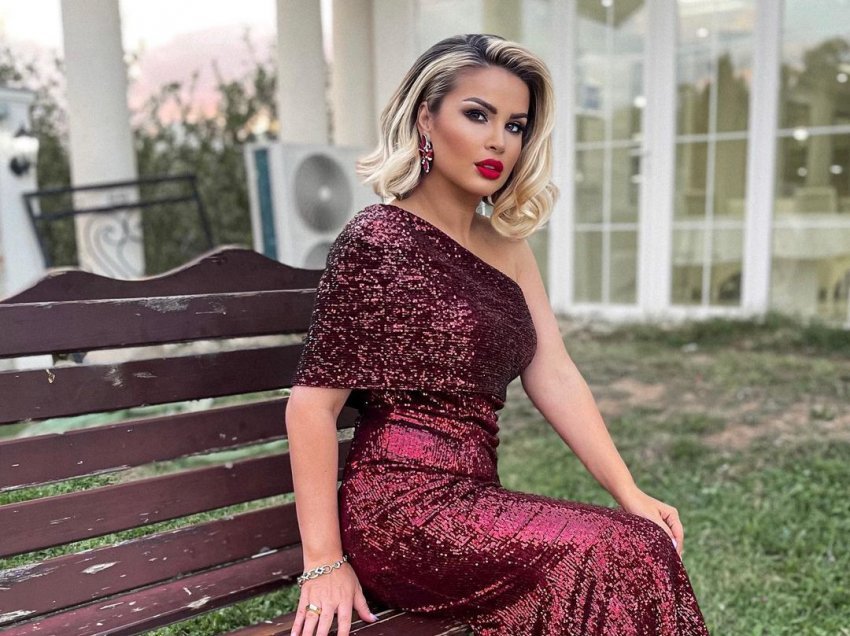 Ryva Kajtazi mahnit me fustanin ngjyrë vishnje
