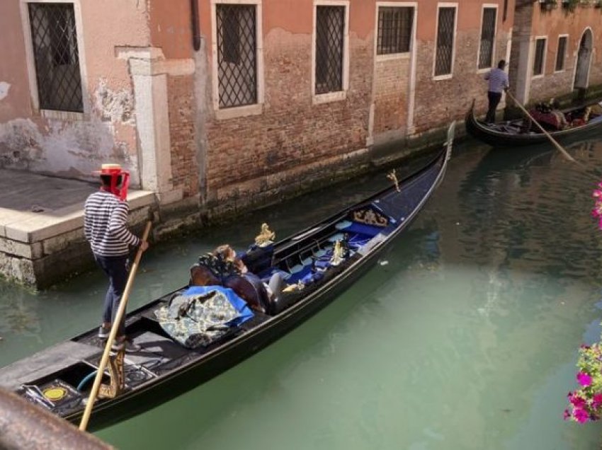 Në Kanalin e Madh të Venecias lundroi një anije në formë violine lundroi