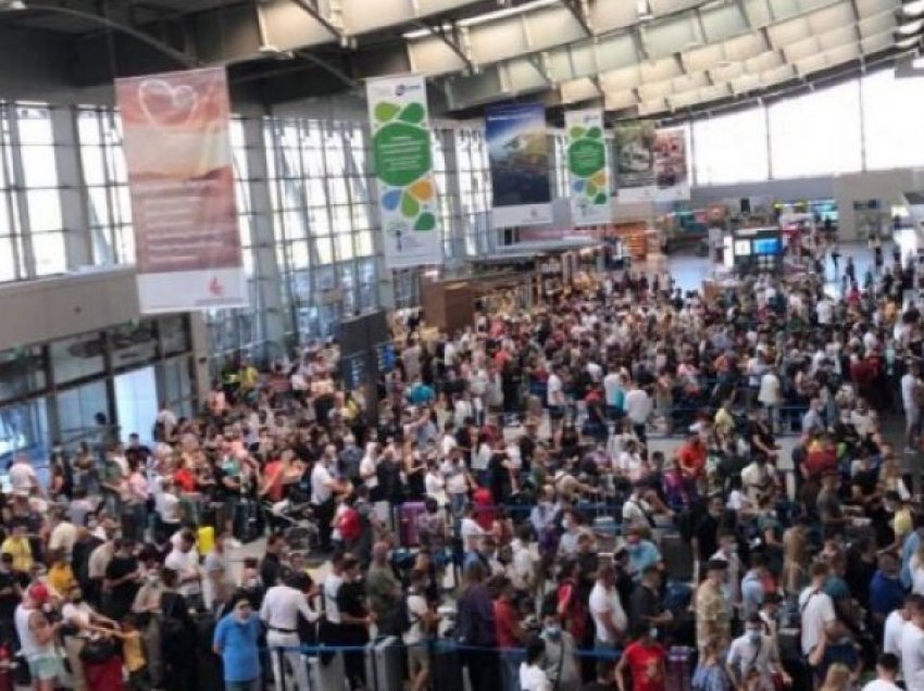 Në aeroportin e Prishtinës fluks i madh i udhëtarëve