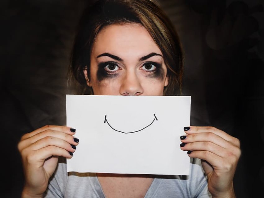 Çfarë është ‘depresioni i buzëqeshur’?