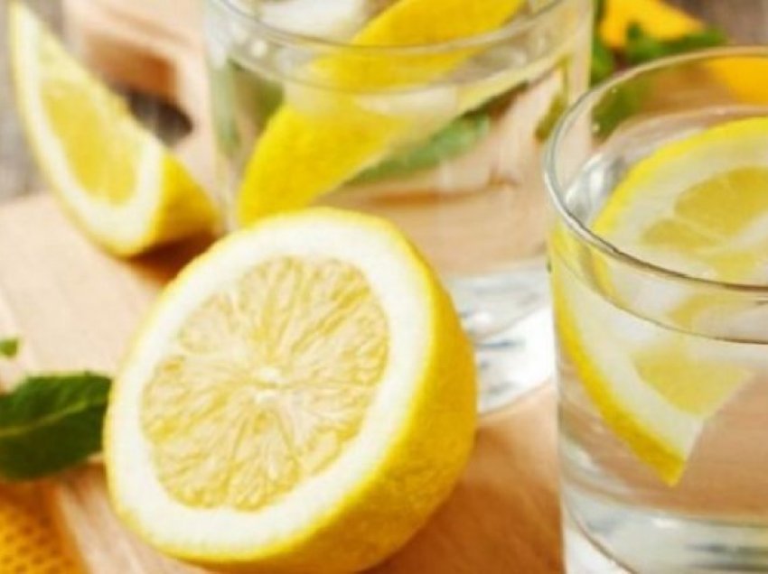 Këto janë efektet anësore të ujit me limon