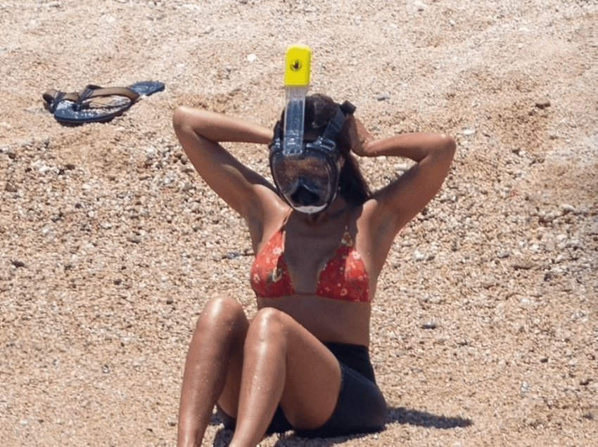 Jessia Alba tregon asetet në plazh