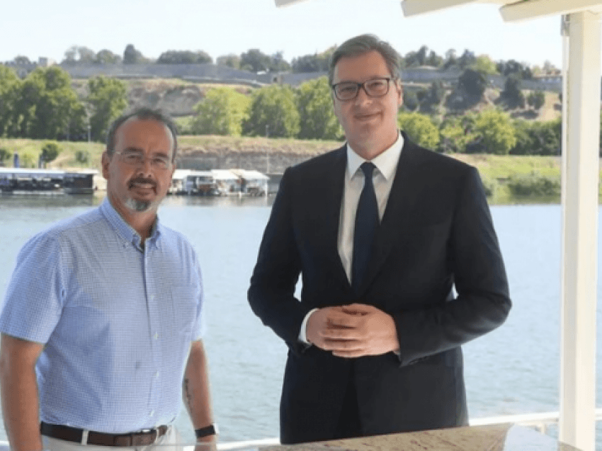 Vuçiqi takohet me ambasadorin amerikan që doli kundër Kurtit