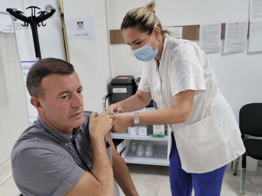 Gashi vaksinohet me dozën e dytë ndaj Covid-19