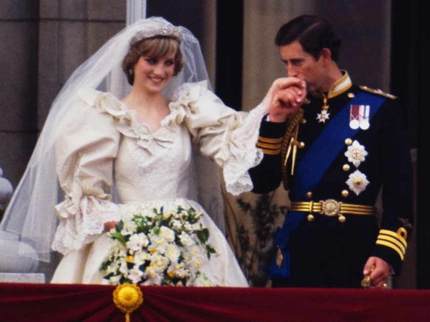 Kjo copë nga torta e dasmës së Princit Charles dhe Lady Diana-s shitet në ankand. Gjejeni për sa?