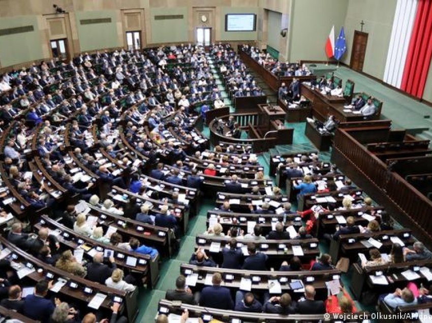 Parlamenti polak miratoi ligjin e kontestuar për mediat