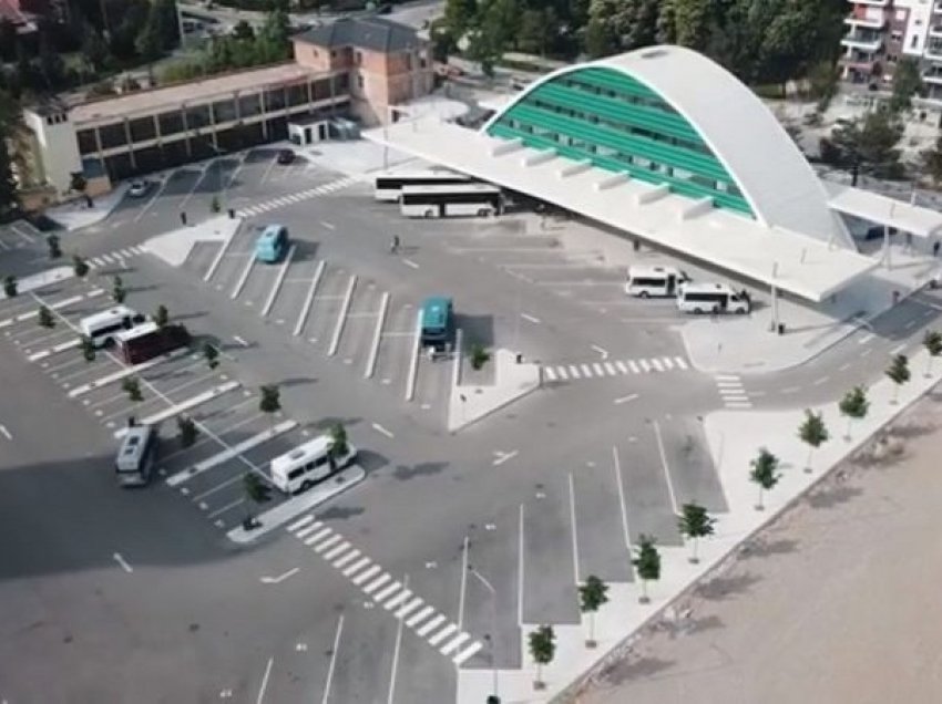 800 lekë tarifë parkimi për autobusët ndërqytetës/ Çmime alarmante në terminalin e Korçës