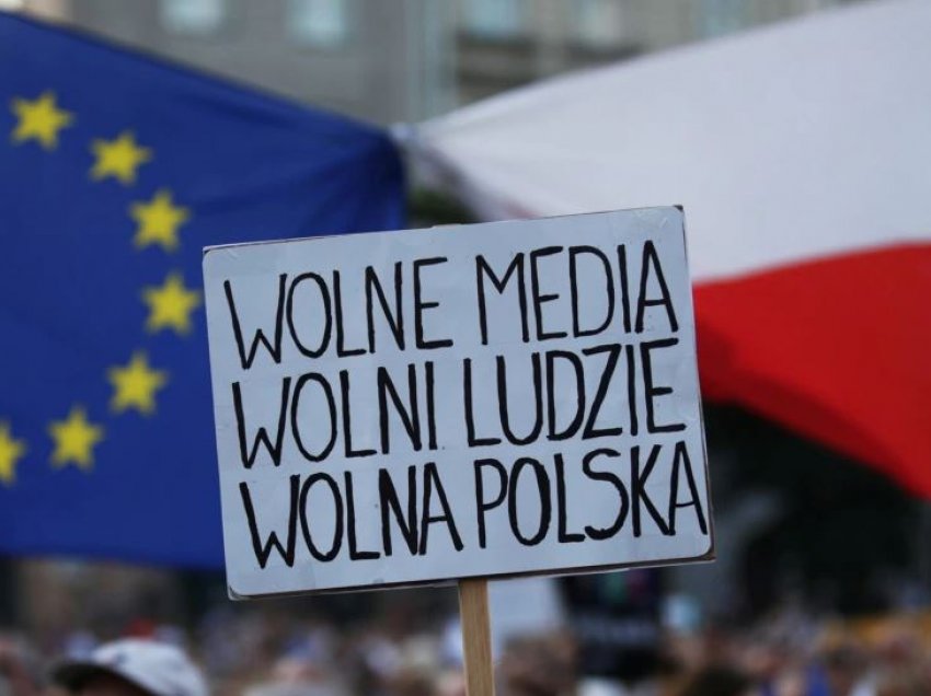 VOA: Ligjvënësit polakë miratojnë një projektligj që kufizon lirinë e shtypit