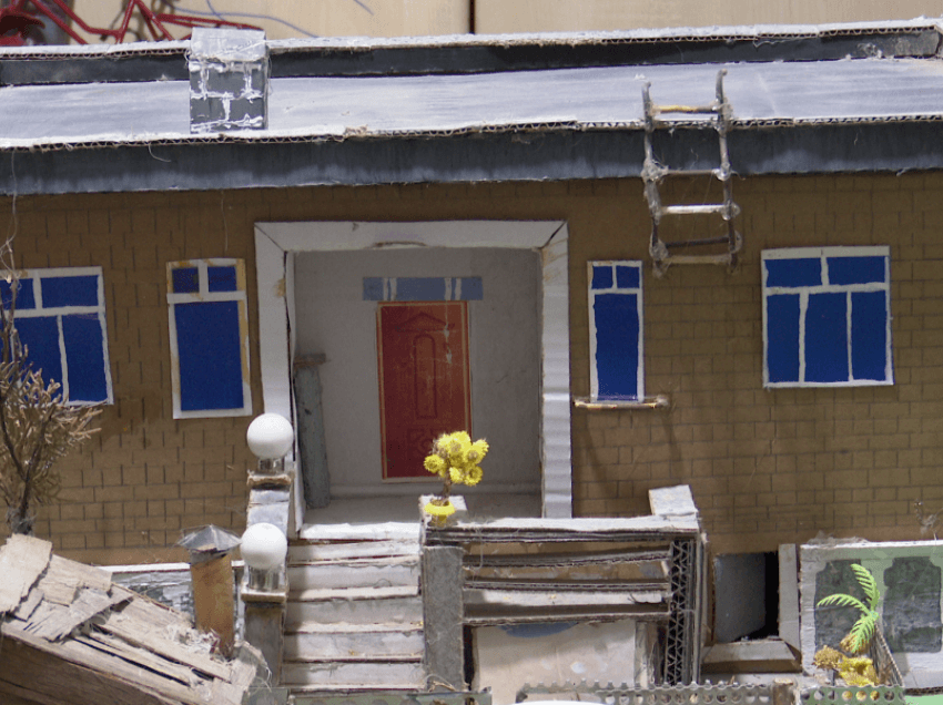 Arkitekti 77-vjeçar shqiptar kthen në makete shtëpitë e vjetra tradicionale