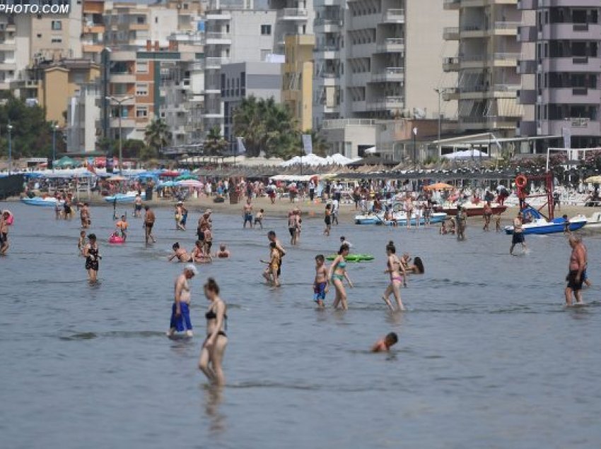 Numër i madh turistësh serbë në hotelet e Durrësit, po zëvendësojnë shqiptarët e Kosovës 