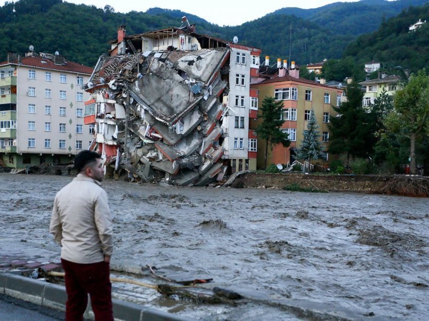Shkon në 31 numri i viktimave, shpallet gjendja e fatkeqësisë natyrore në Turqi