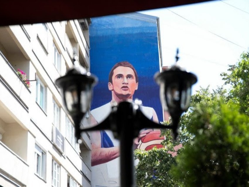 ​Mural për kapitenin e parë të Kosovës në basketboll Edmond Azemi