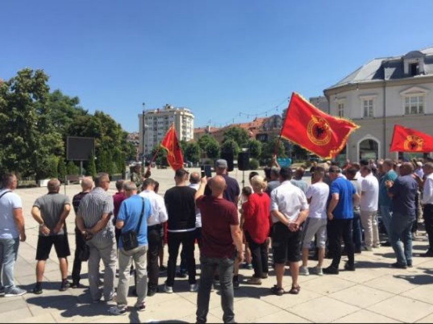 Disa veteranë protestojnë para qeverisë, kërkojnë reagim për lirimin e ish krerëve të UÇK-së
