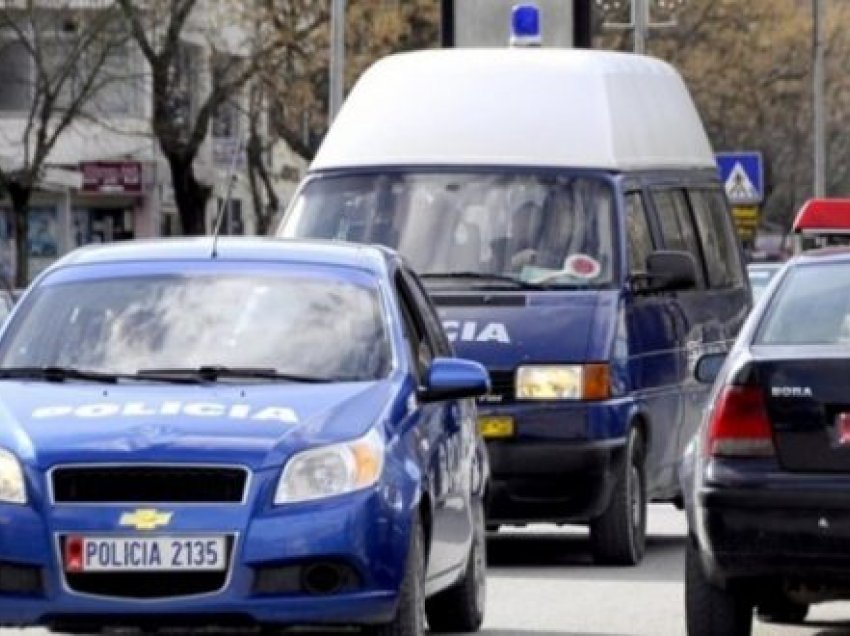 Motori përplaset me makinën e policisë në Tiranë, tre të lënduar