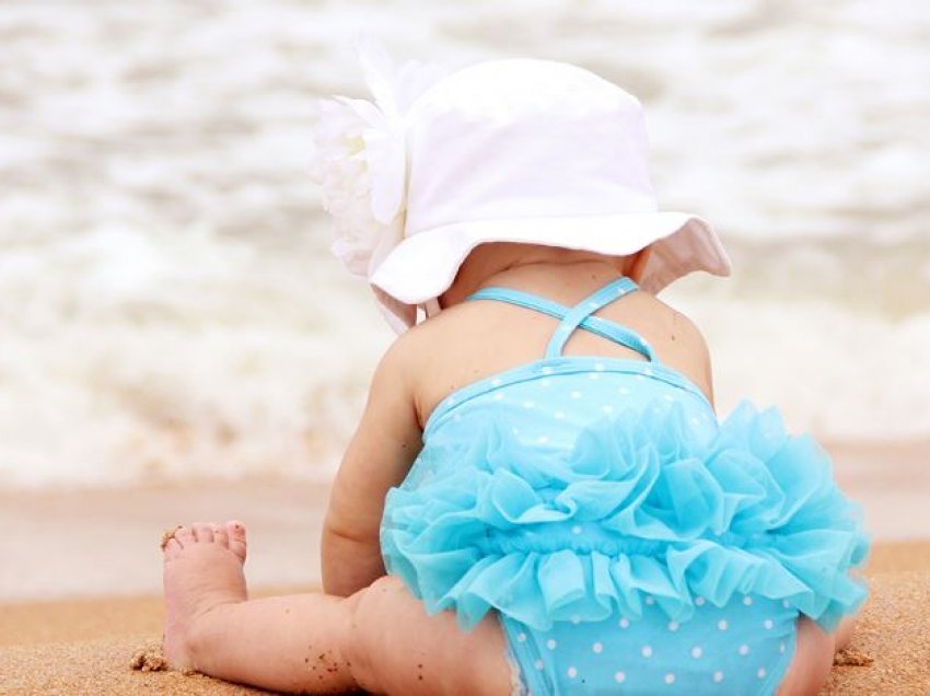 Cilat orë janë ideale për foshnjën në det